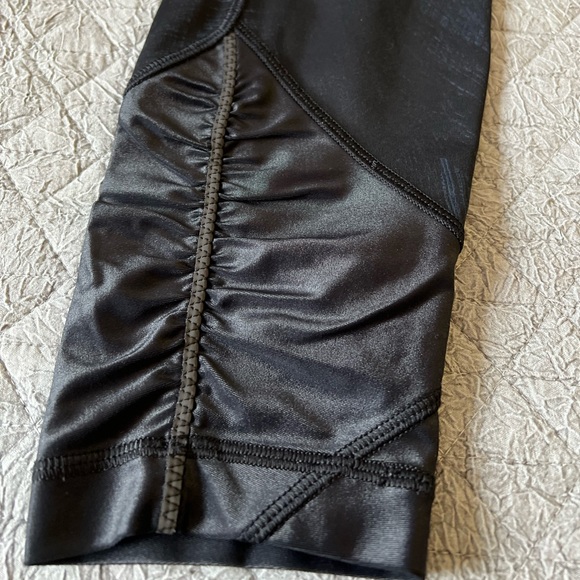 Lululemon leggings. Size 6. - Picture 2 of 5